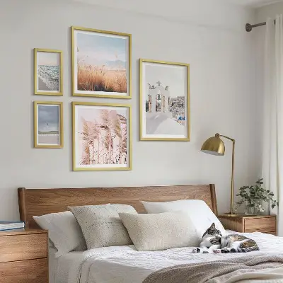 Billedsæt over sofa med motiv af stilfulde kystlandskaber