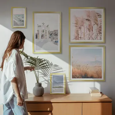 Billedsæt over sofa med motiv af stilfulde kystlandskaber