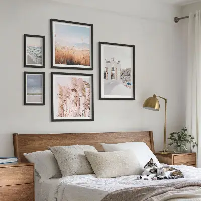 Billedsæt over sofa med motiv af stilfulde kystlandskaber