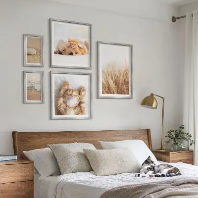 Billedsæt over sofa med søde dyr og landskaber