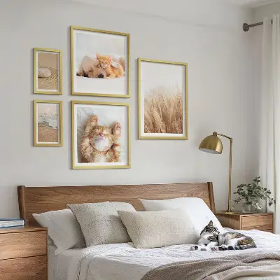 Billedsæt over sofa med søde dyr og landskaber