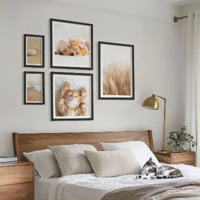 Billedsæt over sofa med søde dyr og landskaber