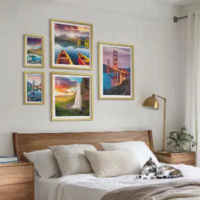 Billedsæt over sofa med motiver af landskaber, natur og broer i USA