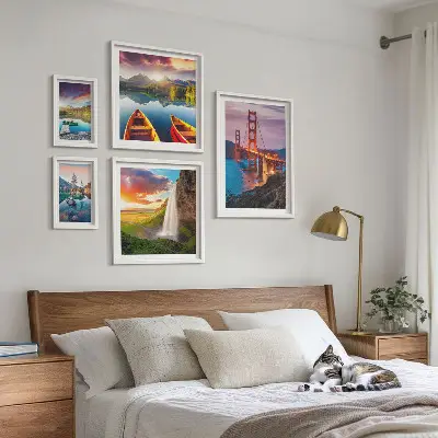 Billedsæt over sofa med motiver af landskaber, natur og broer i USA