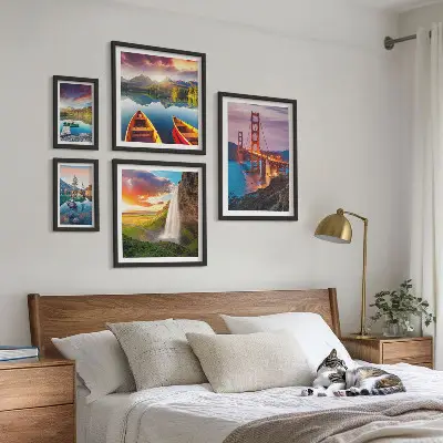Billedsæt over sofa med motiver af landskaber, natur og broer i USA