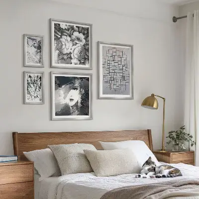 Billedkomposition til væg moderne portræt med abstrakte blomster