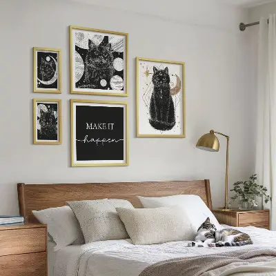 Billedkomposition til væggen med sorte katte i boho-stil