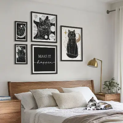 Billedkomposition til væggen med sorte katte i boho-stil