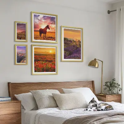 Billedsæt over sofa med motiv af landskaber med naturheste og blomster