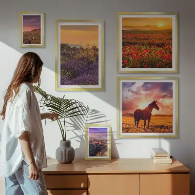 Billedsæt over sofa med motiv af landskaber med naturheste og blomster