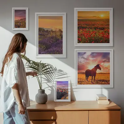 Billedsæt over sofa med motiv af landskaber med naturheste og blomster