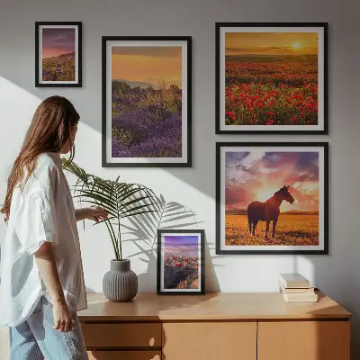Billedsæt over sofa med motiv af landskaber med naturheste og blomster