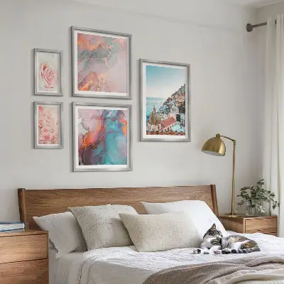 Billedsæt over sofa med romantiske lyserøde landskaber
