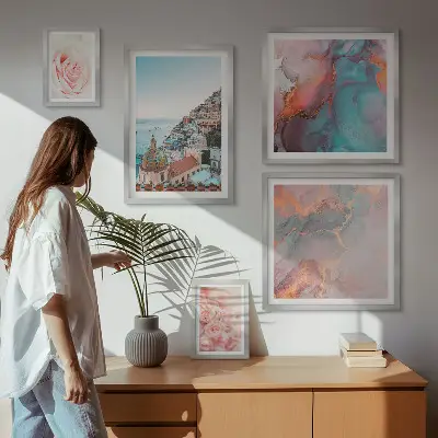 Billedsæt over sofa med romantiske lyserøde landskaber