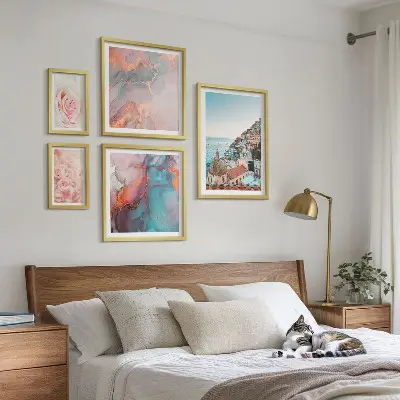 Billedsæt over sofa med romantiske lyserøde landskaber