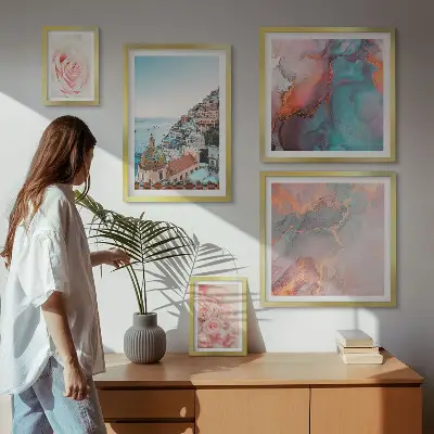 Billedsæt over sofa med romantiske lyserøde landskaber