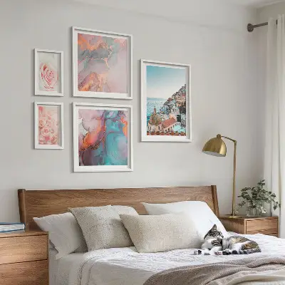 Billedsæt over sofa med romantiske lyserøde landskaber