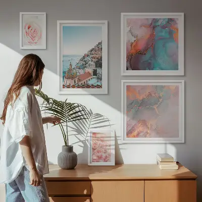 Billedsæt over sofa med romantiske lyserøde landskaber