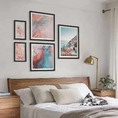 Billedsæt over sofa med romantiske lyserøde landskaber