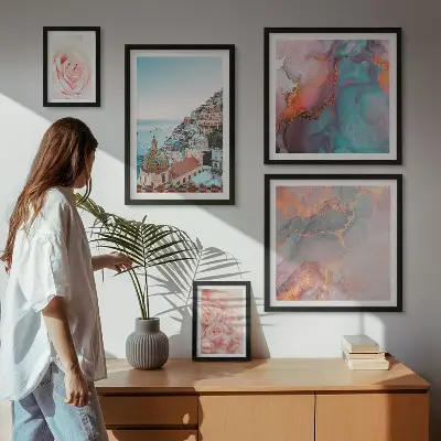 Billedsæt over sofa med romantiske lyserøde landskaber