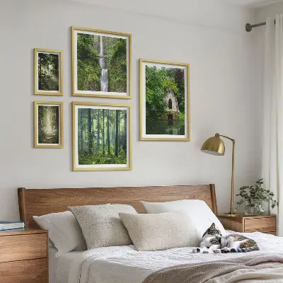 Billedkomposition til væg med motiv af grøn skov og vandfald