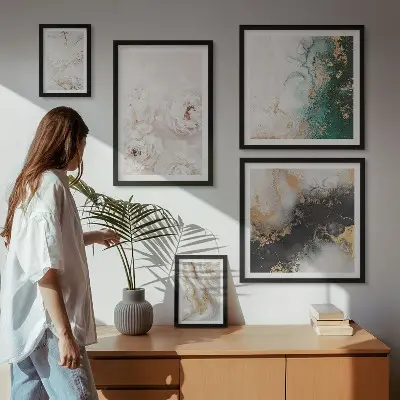 Billedsæt over sofa med abstrakt blomstermotiv i elegant stil