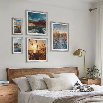 Billedsæt over sofa med landskab med vand og sti