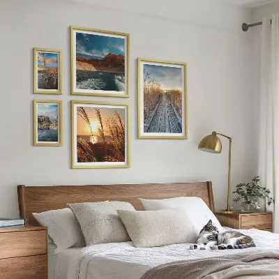 Billedsæt over sofa med landskab med vand og sti
