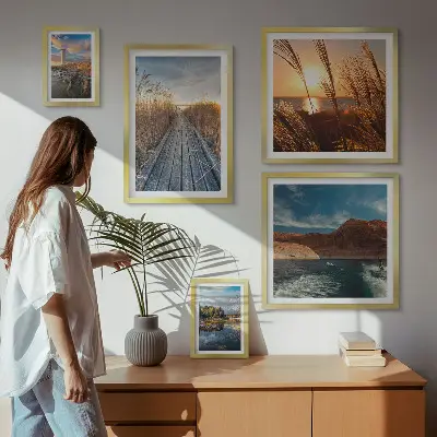 Billedsæt over sofa med landskab med vand og sti