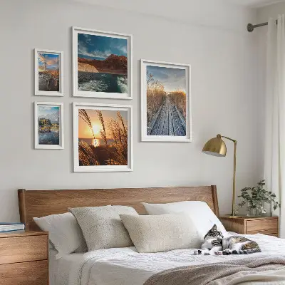 Billedsæt over sofa med landskab med vand og sti