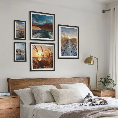 Billedsæt over sofa med landskab med vand og sti