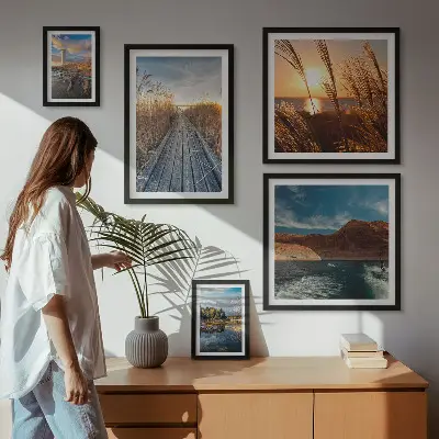 Billedsæt over sofa med landskab med vand og sti