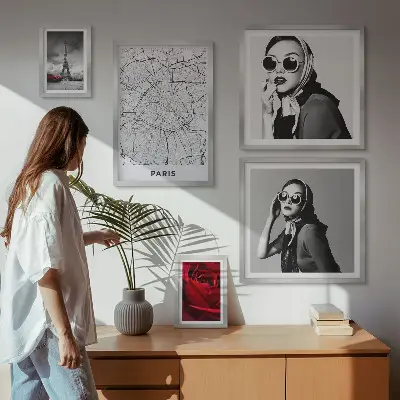 Billedsæt over sofa med motiver af stilfuld parisisk mode