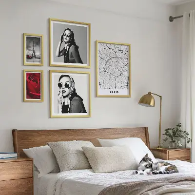 Billedsæt over sofa med motiver af stilfuld parisisk mode