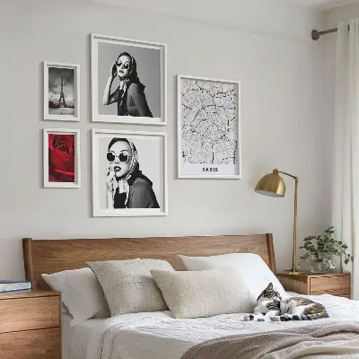 Billedsæt over sofa med motiver af stilfuld parisisk mode