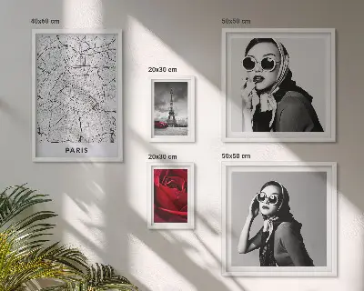 Billedsæt over sofa med motiver af stilfuld parisisk mode