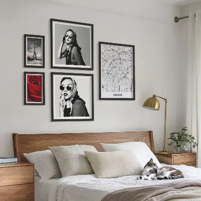 Billedsæt over sofa med motiver af stilfuld parisisk mode