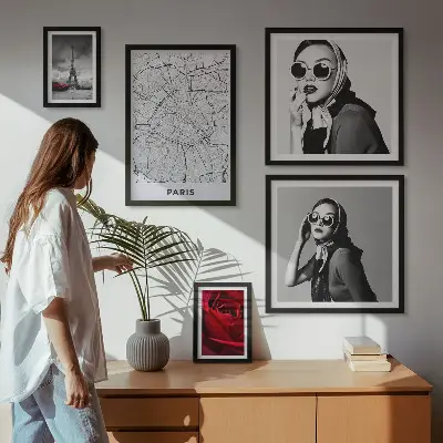 Billedsæt over sofa med motiver af stilfuld parisisk mode