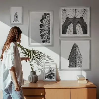Billedsæt over sofa med motiv af sort og hvid storbyarkitektur