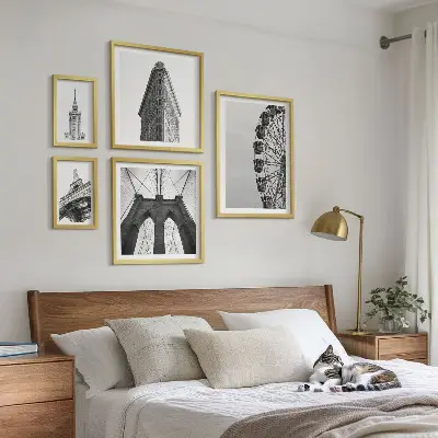 Billedsæt over sofa med motiv af sort og hvid storbyarkitektur