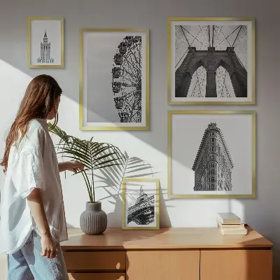 Billedsæt over sofa med motiv af sort og hvid storbyarkitektur