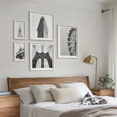 Billedsæt over sofa med motiv af sort og hvid storbyarkitektur