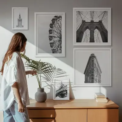 Billedsæt over sofa med motiv af sort og hvid storbyarkitektur