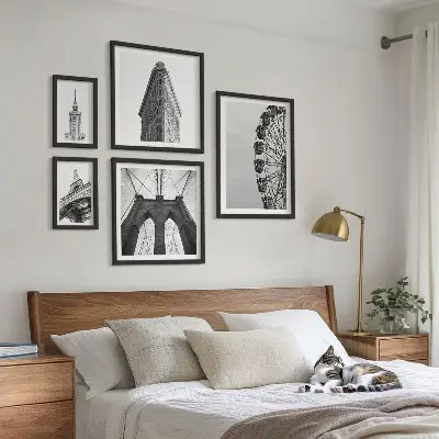 Billedsæt over sofa med motiv af sort og hvid storbyarkitektur