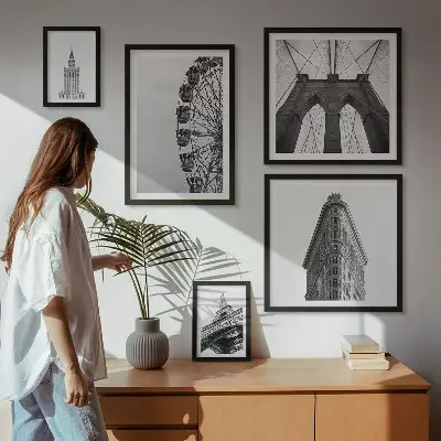 Billedsæt over sofa med motiv af sort og hvid storbyarkitektur