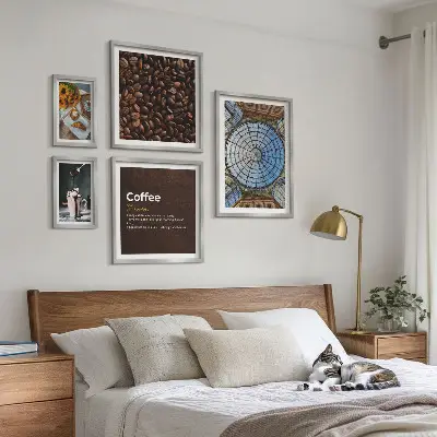 Billedkomposition til væg med motiv af kaffe og slik i rustik stil