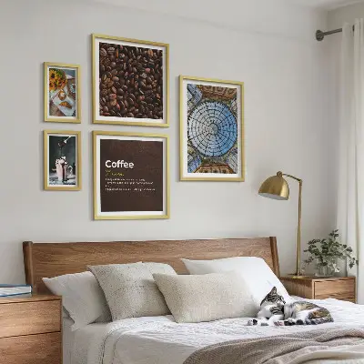 Billedkomposition til væg med motiv af kaffe og slik i rustik stil