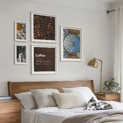 Billedkomposition til væg med motiv af kaffe og slik i rustik stil