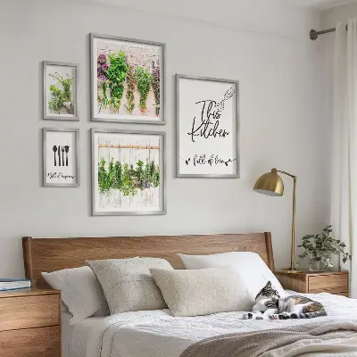 Billedsæt over sofa med rustikke urteinspirationer