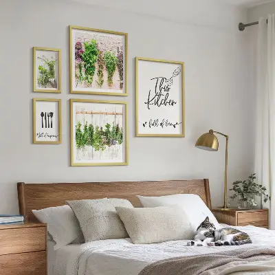 Billedsæt over sofa med rustikke urteinspirationer